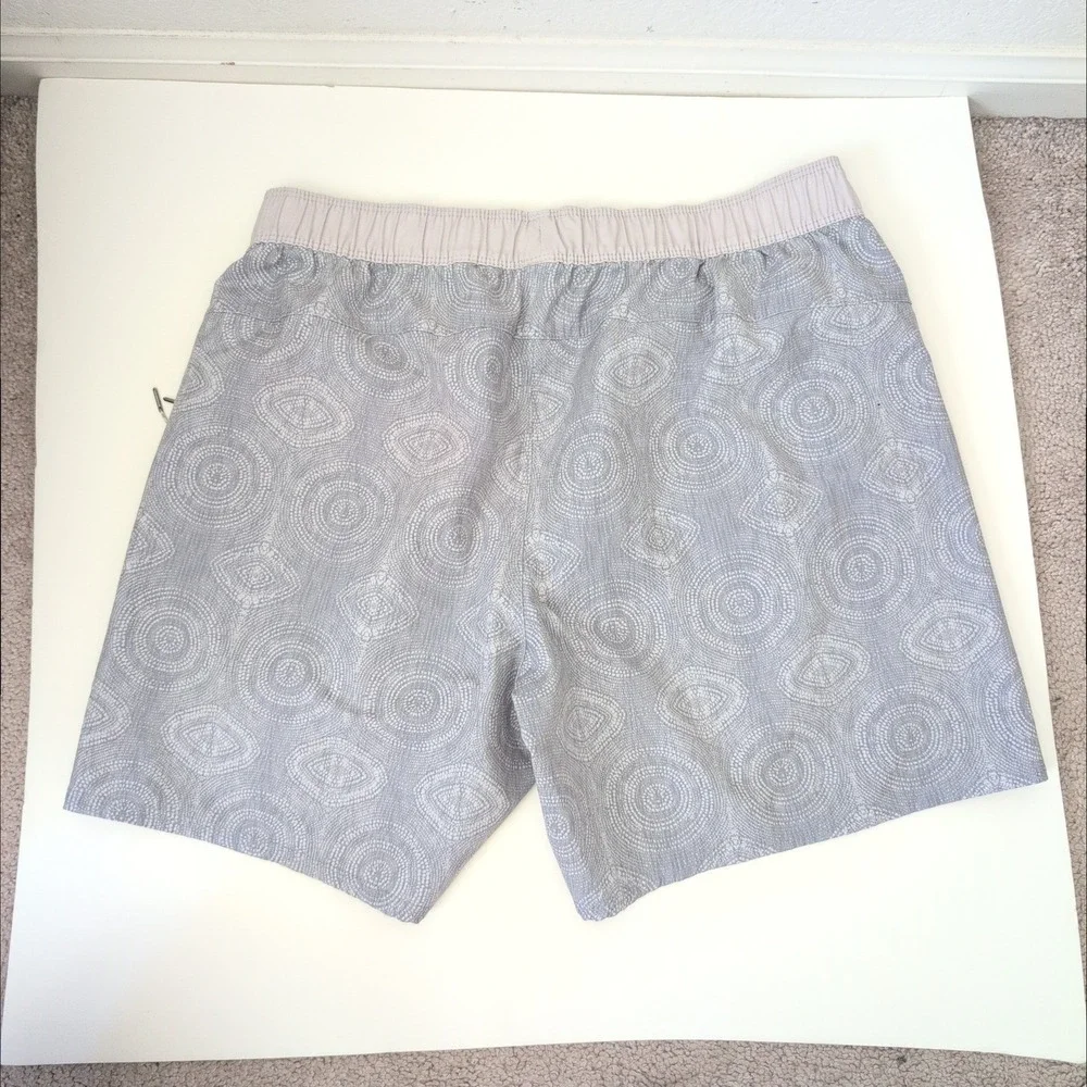 Vuori Mens V369 Grey Geometric Dot Board Shorts Size Medium 4